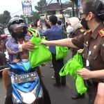 bagikan takjil bagikan takjil